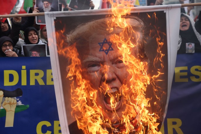 ইরানে হামলা চালিয়ে ট্রাম্প মার্কিনীদের সমর্থন হারাচ্ছেন?